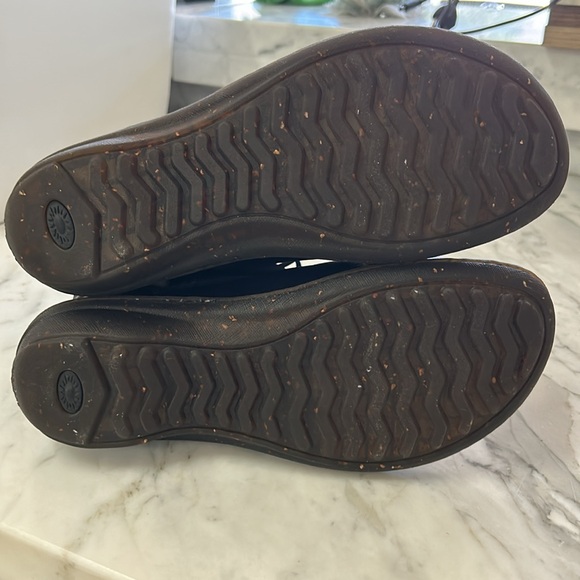 Ugg Caspia Boot Size 9 - worn a couple days (not much use for them in Fla - Picture 7 of 7